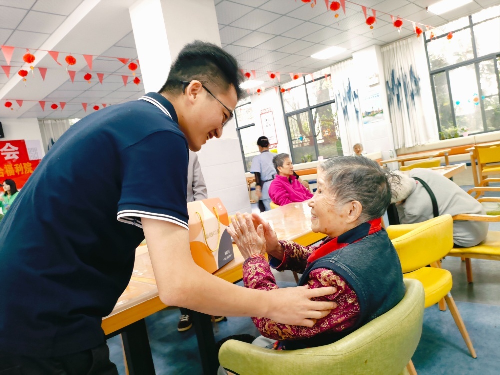 福利院慰問(wèn)